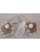 Boucles d'oreilles dorées et blanches