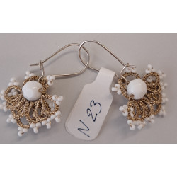 Boucles d'oreilles dorées et blanches