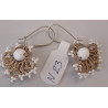 Boucles d'oreilles dorées et blanches